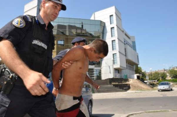 Tânărul care a FUGIT de sub ESCORTA POLIȚIEI, PRINS din nou la FURAT!